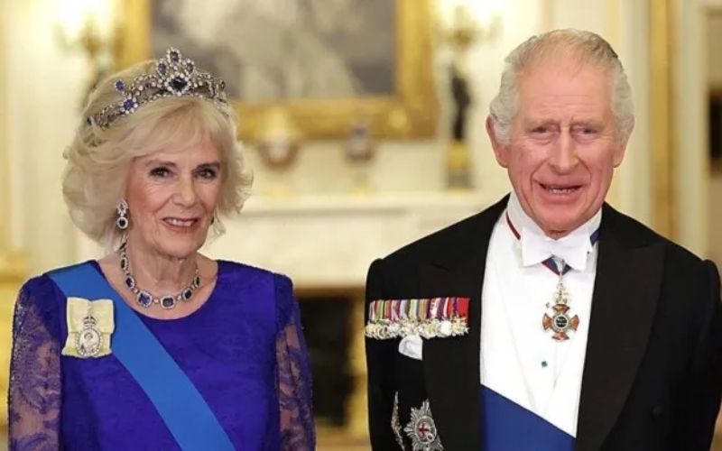 Conozca el significado simbólico de la carta de invitación de la coronación del rey Carlos III