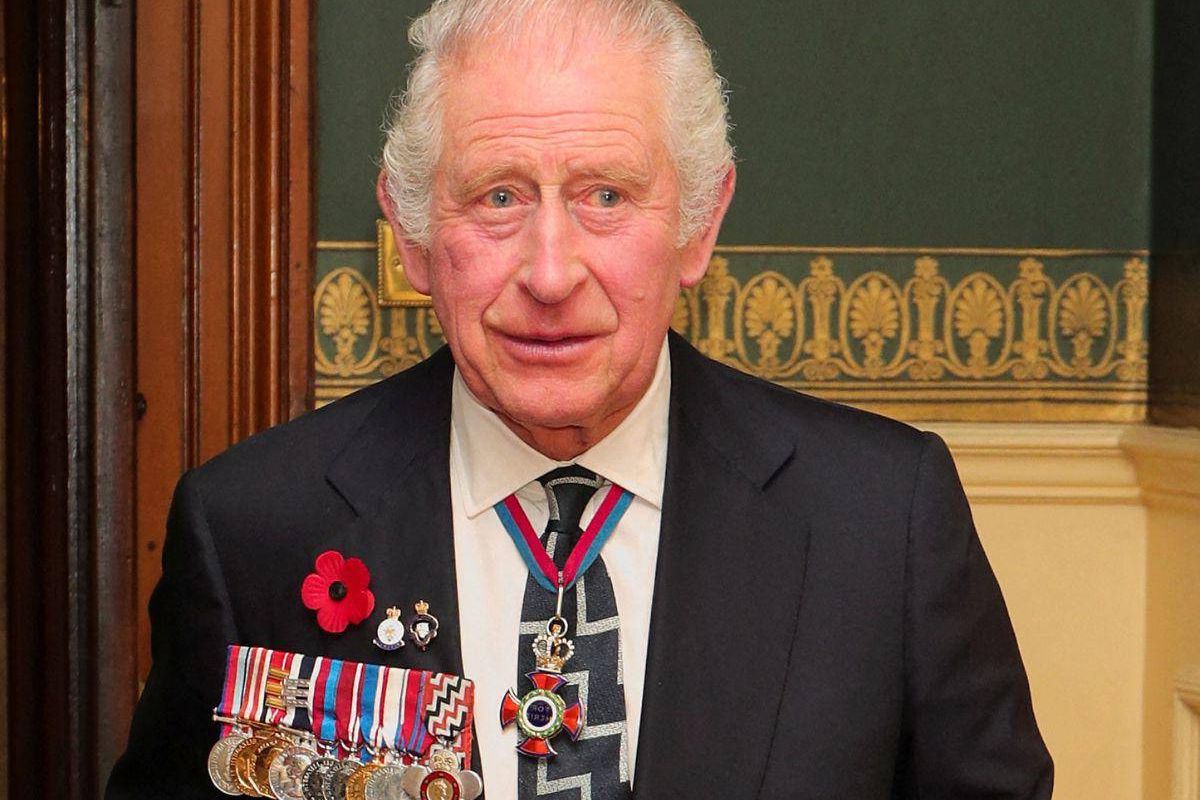 Conozca el significado simbólico de la carta de invitación de la coronación del rey Carlos III