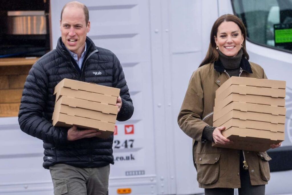 El Príncipe William y Kate Middleton reparten pizzas a la población de Gales y el momento se vuelve viral