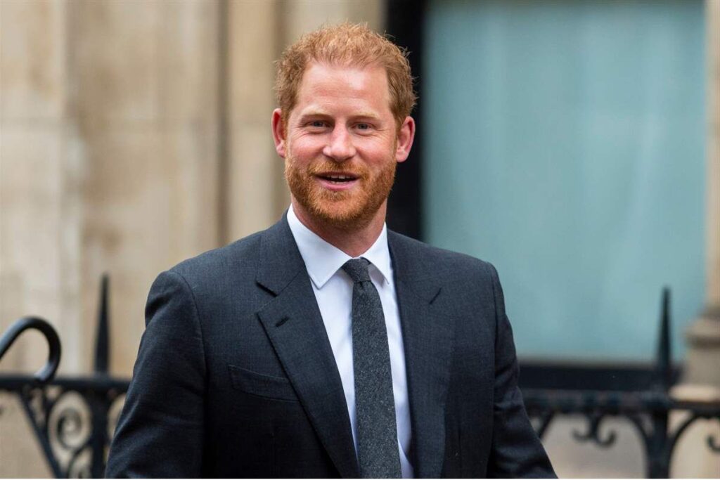 El príncipe Harry tachado de hipócrita al decir que está desempleado pero usa millonarias prendas de oro
