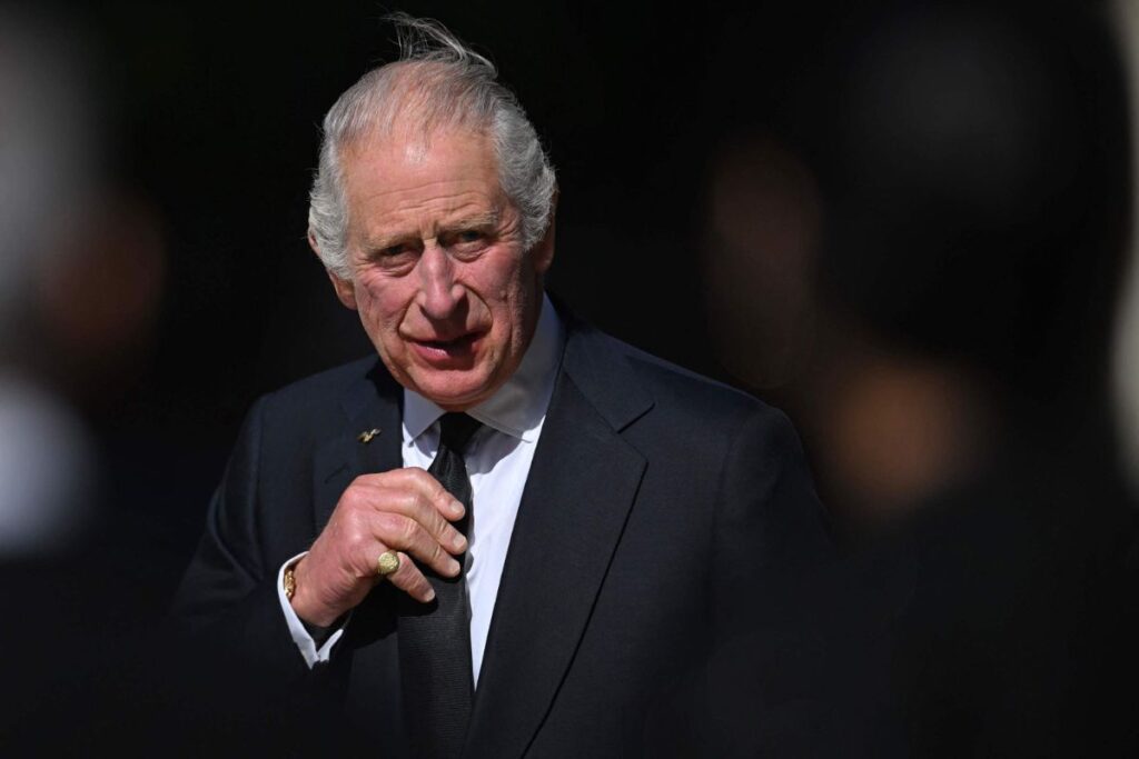 El rey Carlos III rechaza los halagos del pueblo británico y recibe odio en redes sociales