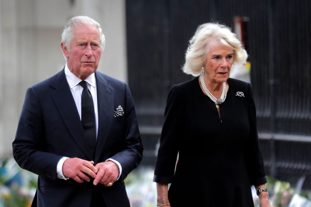 Esta es la carta oficial de la coronación del rey Carlos III y la reina consorte Camilla Parker