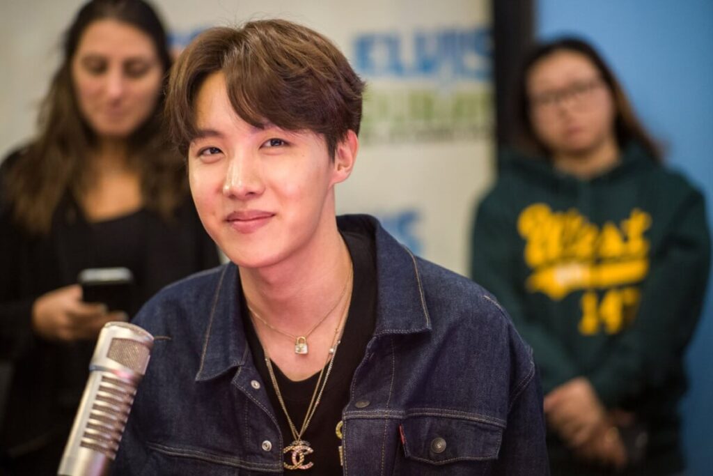J-Hope de BTS hace llorar a sus fans tras hablar de su novia por primera vez
