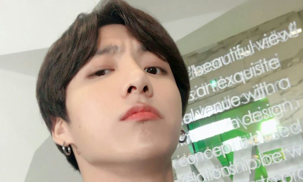 Jungkook de BTS se puso a doblar sus calzones en plena transmisión en vivo