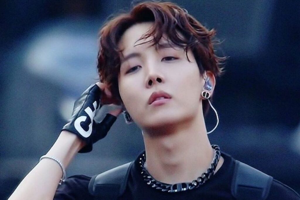Salen a la luz las primeras fotos de J-Hope de BTS portando el traje militar en el ejército