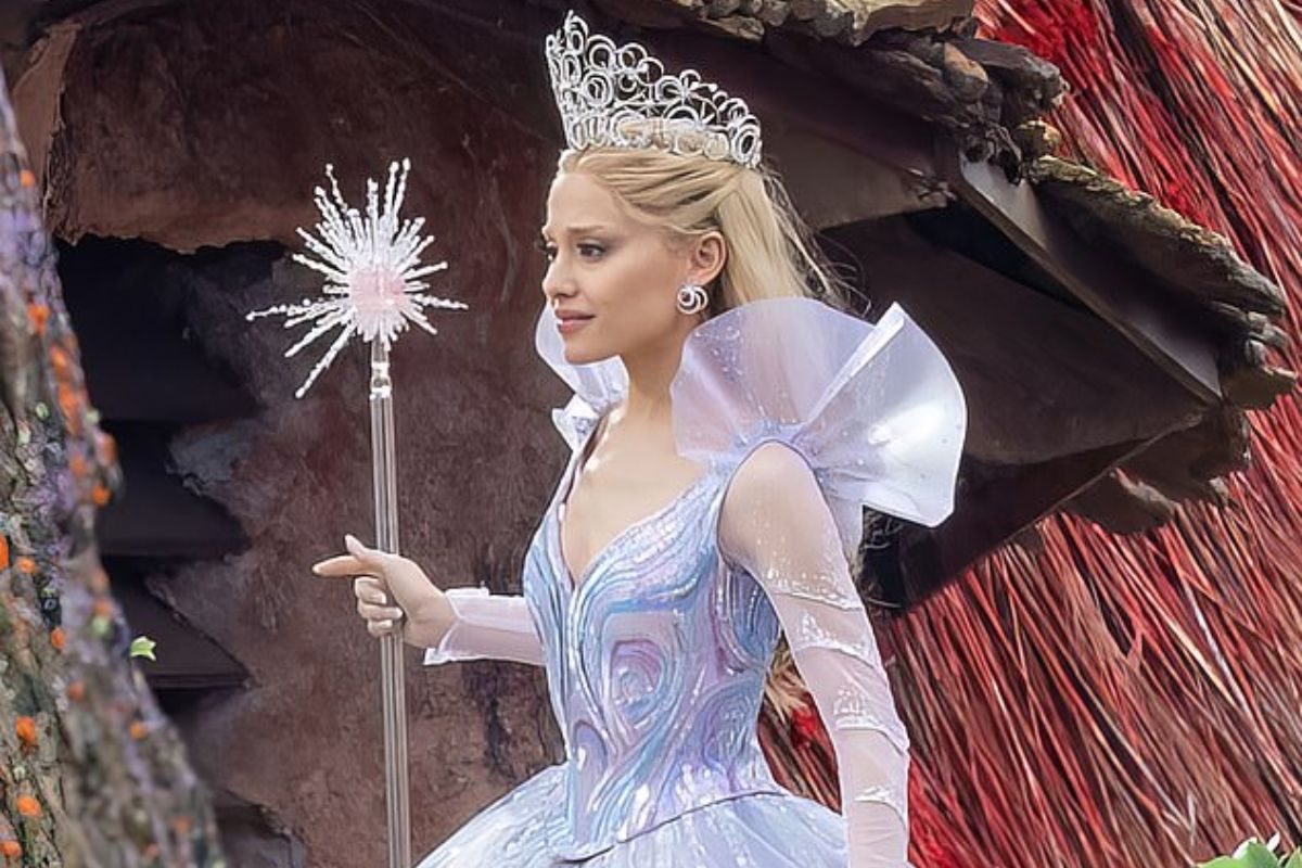 Ariana Grande y Jonathan Bailey están más risueños que nunca en las grabaciones de su película "Wicked"