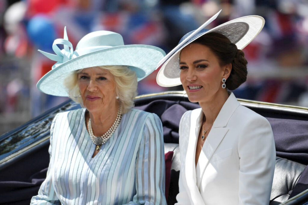 Aseguran que Kate Middleton se negó a hacerle una reverencia a Camilla Parker porque se molestó con ella