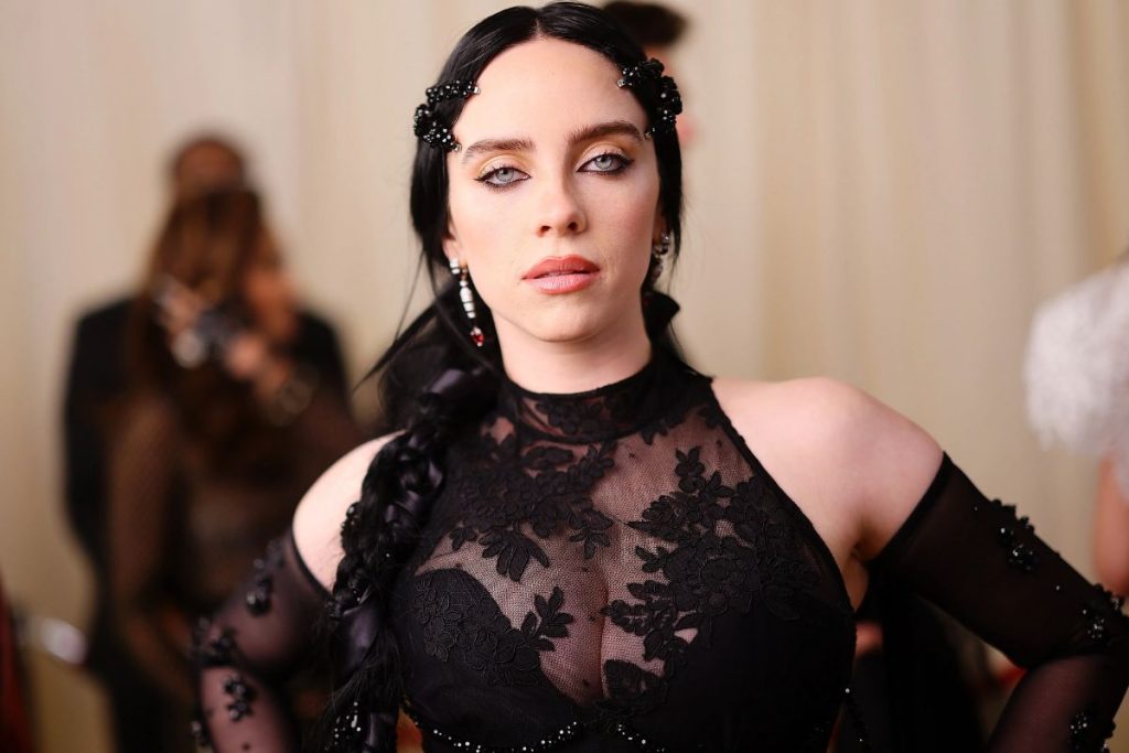 Billie Eilish se defiende de las críticas por ahora ser más femenina: 'raritos odiando a mujeres'