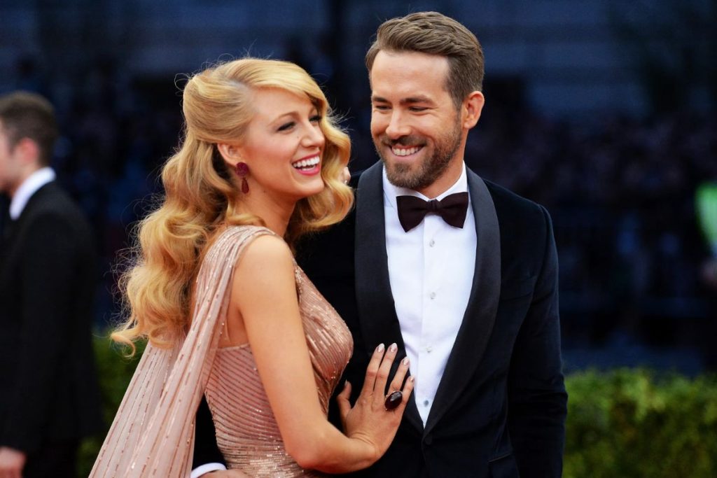 Blake Lively presume los musculosos brazos de su esposo Ryan Reynolds