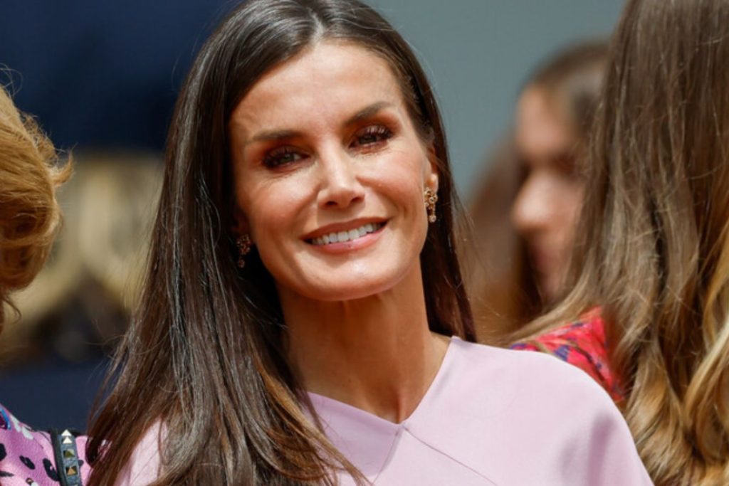 Con 50 años, la reina Letizia de España derrocha espectacular figura