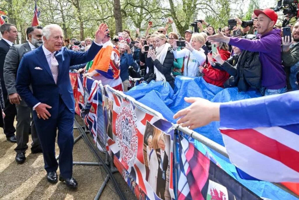 Coronación del rey Carlos III: cientos de personas ya se encuentran a las afueras del palacio de Buckingham