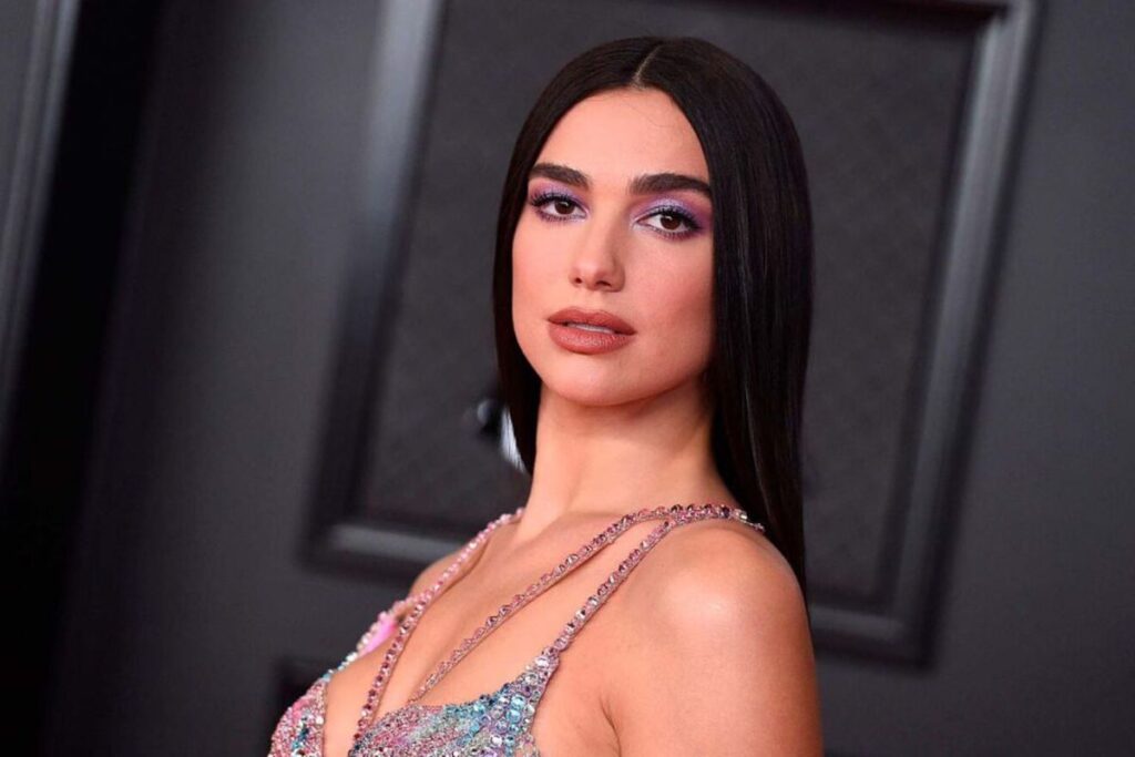 Dua Lipa derrocha belleza con su espectacular figura mientras promociona su colección con Versace