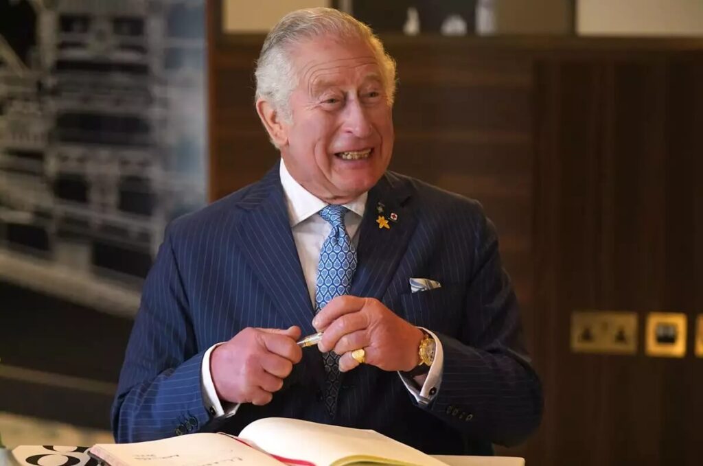 El Rey Carlos III usará manteca para que le entre el anillo el día de su coronación