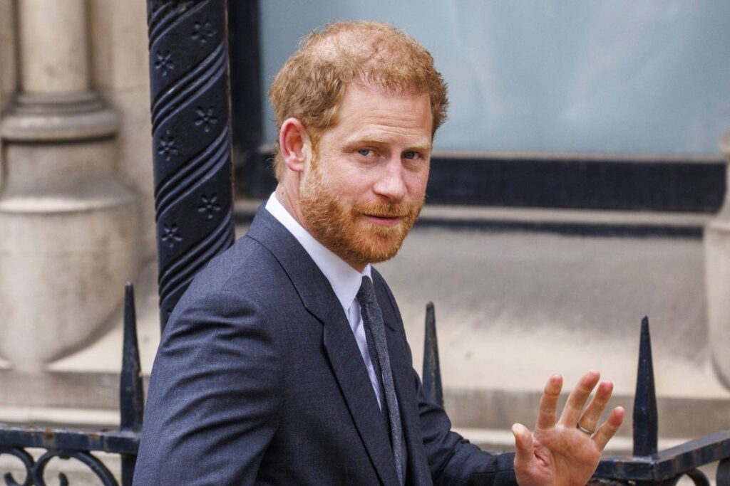 El príncipe Harry ya habría aterrizado en el Reino Unido en un avión comercial