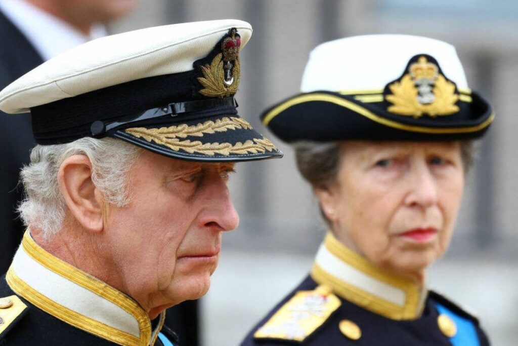 El rey Carlos III criticado por su hermana la princesa Ana contradiciendo su manera de llevar la monarquía