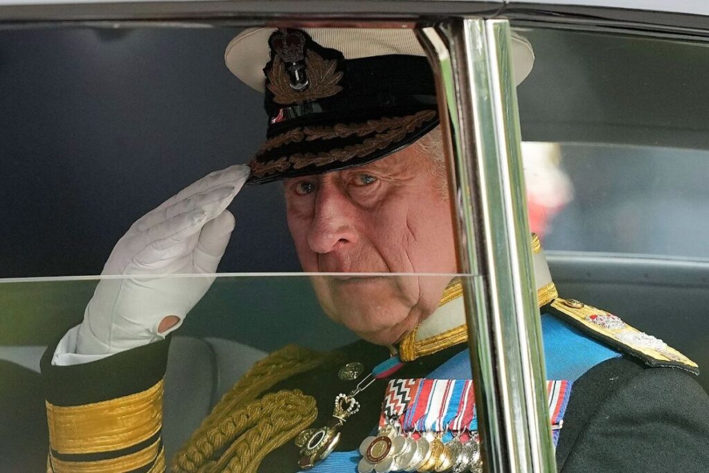 El rey Carlos III esta de luto tras el repentino fallecimiento de un importante miembro real