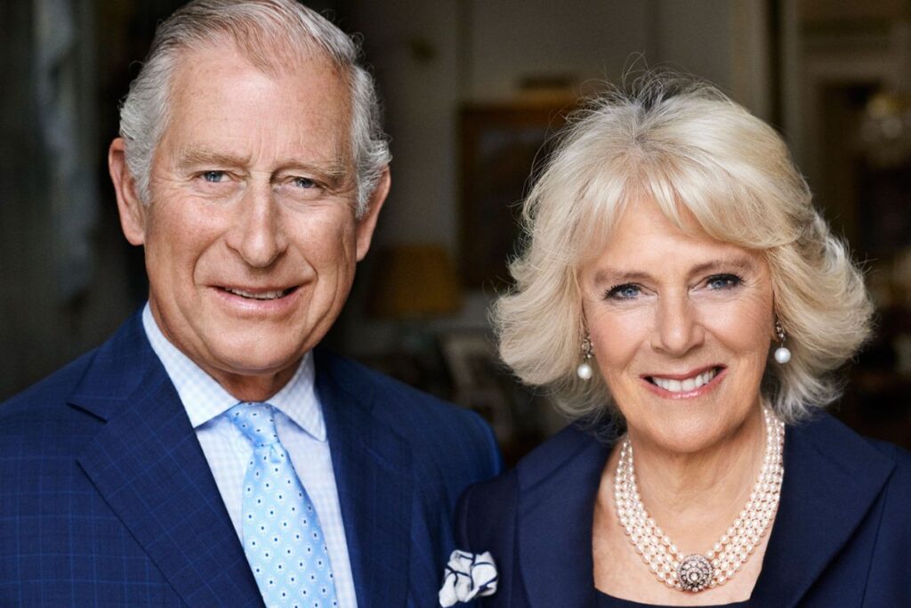 El rey Carlos III y la reina Camilla Parker fueron acompañados por todos los miembros reales en el balcón del palacio de Buckingham