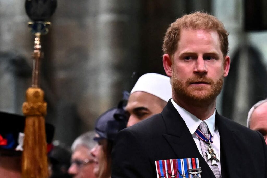 En plena ceremonia de coronación, el príncipe Harry reveló que está harto de cómo lo tratan (VIDEO)