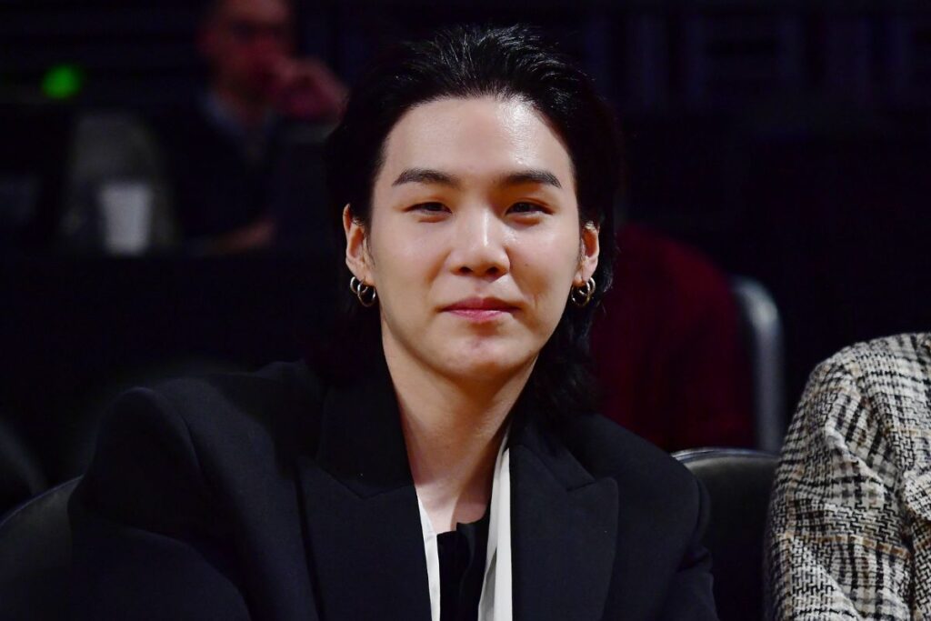 Halsey tiene aparición sorpresa en concierto de Suga de BTS en Estados Unidos