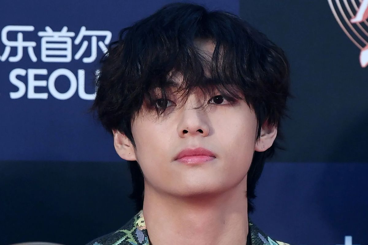 Kim Taehyung de BTS comparte video de su casa con extrañas decoraciones