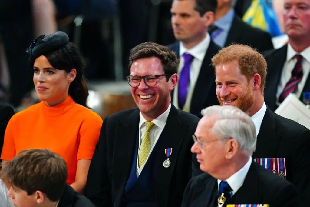La encantadora interacción del príncipe Harry y su prima, la princesa Eugenia, durante la coronación del rey Carlos