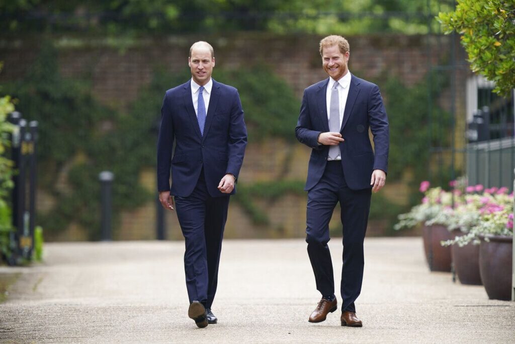 La foto de los Príncipes William y Harry cayéndose a golpes hecha con dobles