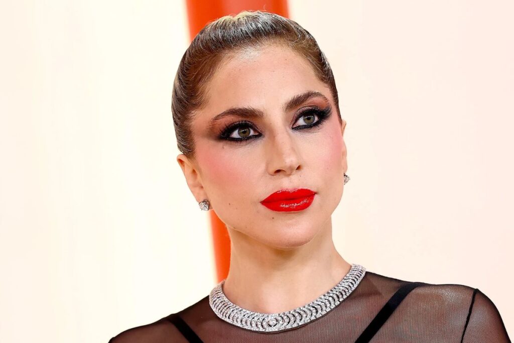 Lady Gaga muestra radical cambio de look y es criticada por exceso de cirugías plásticas