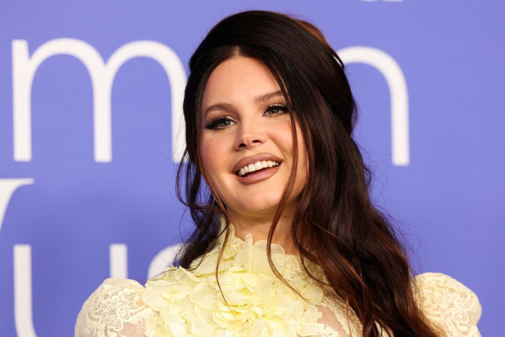 Lana del Rey detiene concierto para pedirle a sus fans que la ayuden a conseguir su cigarrillo eléctrico