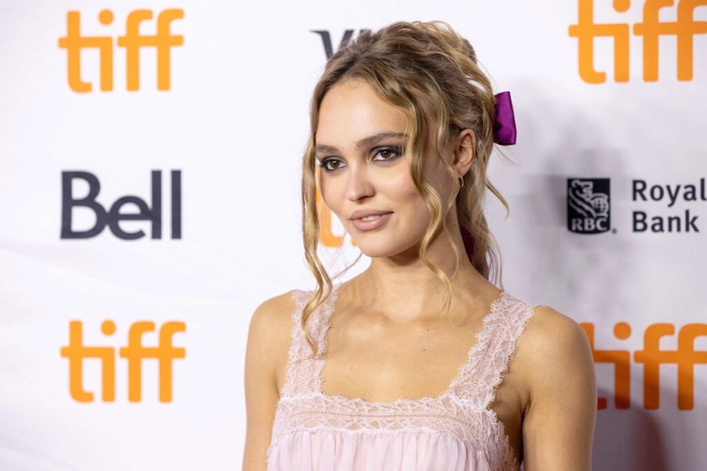 Lily-Rose Depp confirma su primera relación abiertamente lésbica con esta rapera