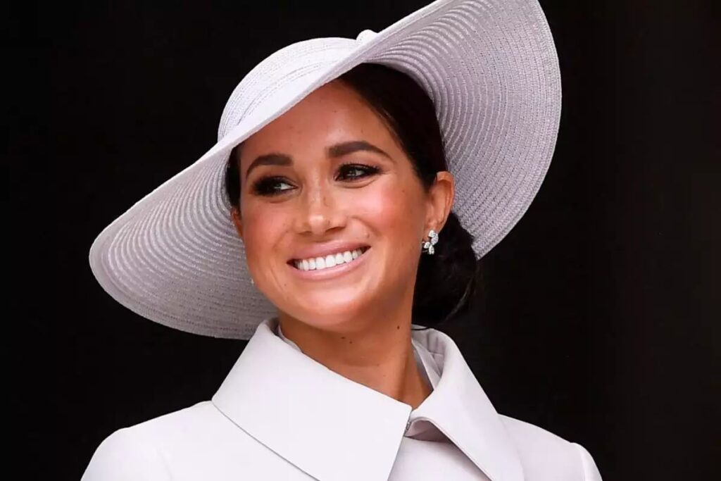 Meghan Markle intenta alejarse de la familia real y restaurar su imagen como 'celebridad americana'