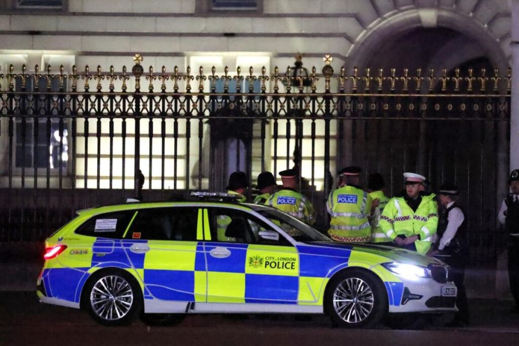 Una explosion y un detenido en el palacio de buckingham a muy pocos días de la coronación