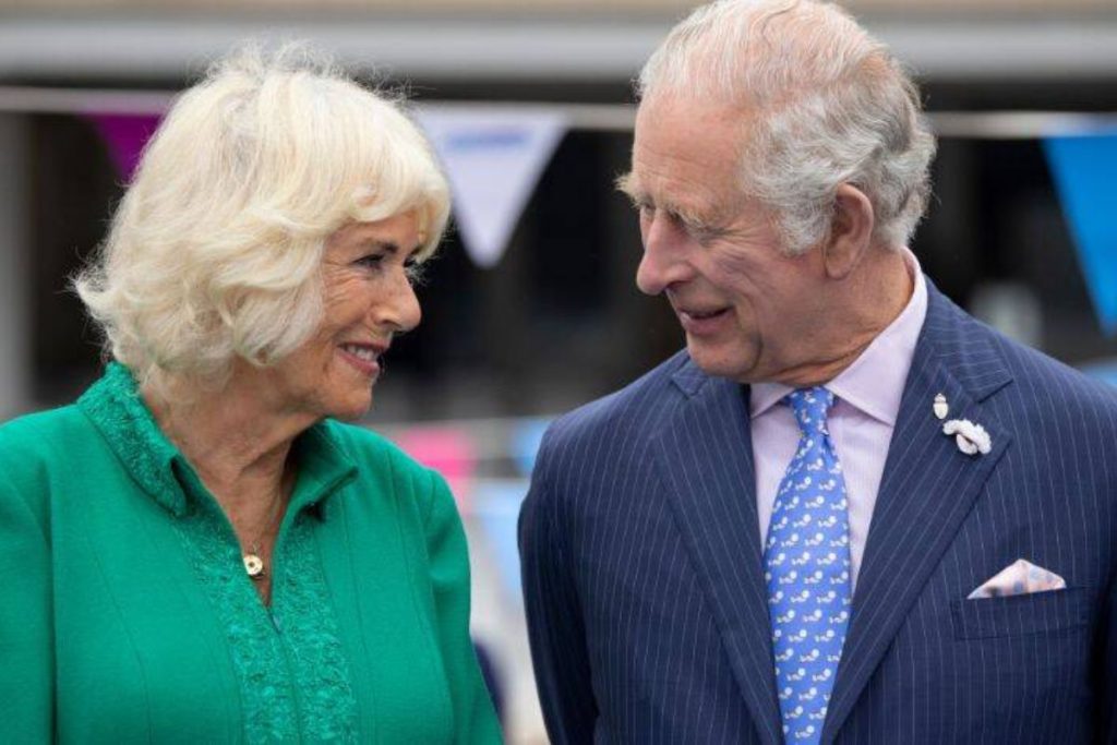 El rey Carlos III y Camilla Parker se complacen al conocer dos niños similares a ellos en Irlanda del Norte