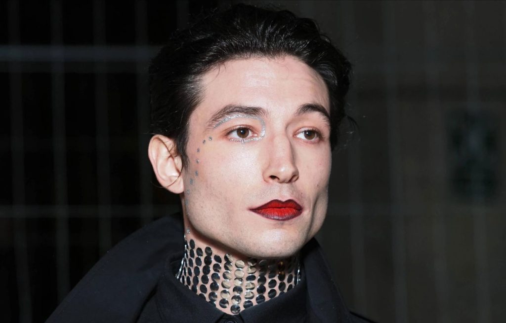 Ezra Miller protagonizará la secuela de THE FLASH a pesar de todas las controversias que le rodean