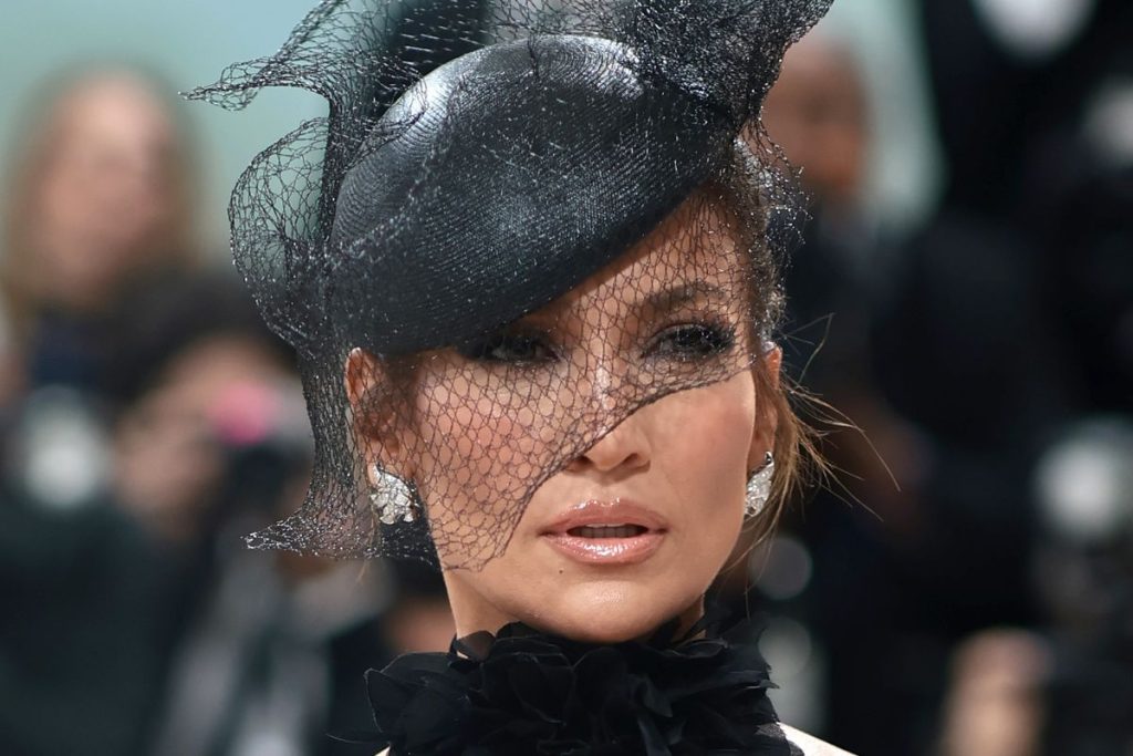 Jennifer Lopez comienza a imponer moda para este verano con esta prenda de vestir