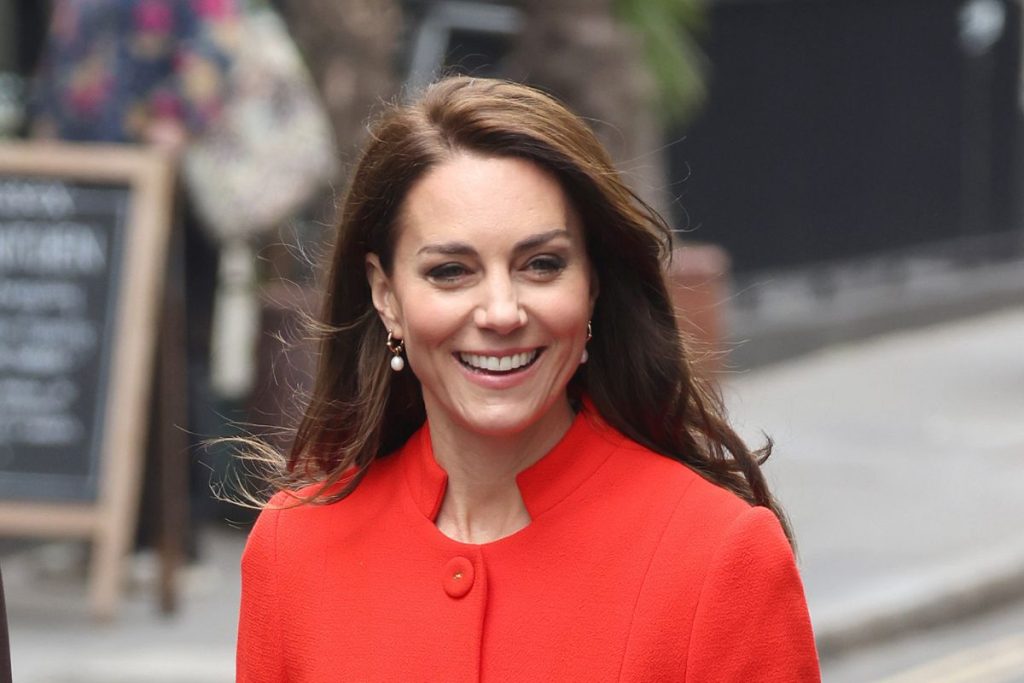 Kate Middleton asiste a una importante boda luciendo las joyas de la reina Isabel II