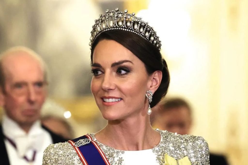 Kate Middleton, la princesa de Gales, por primera vez usa tiara real en el extranjero