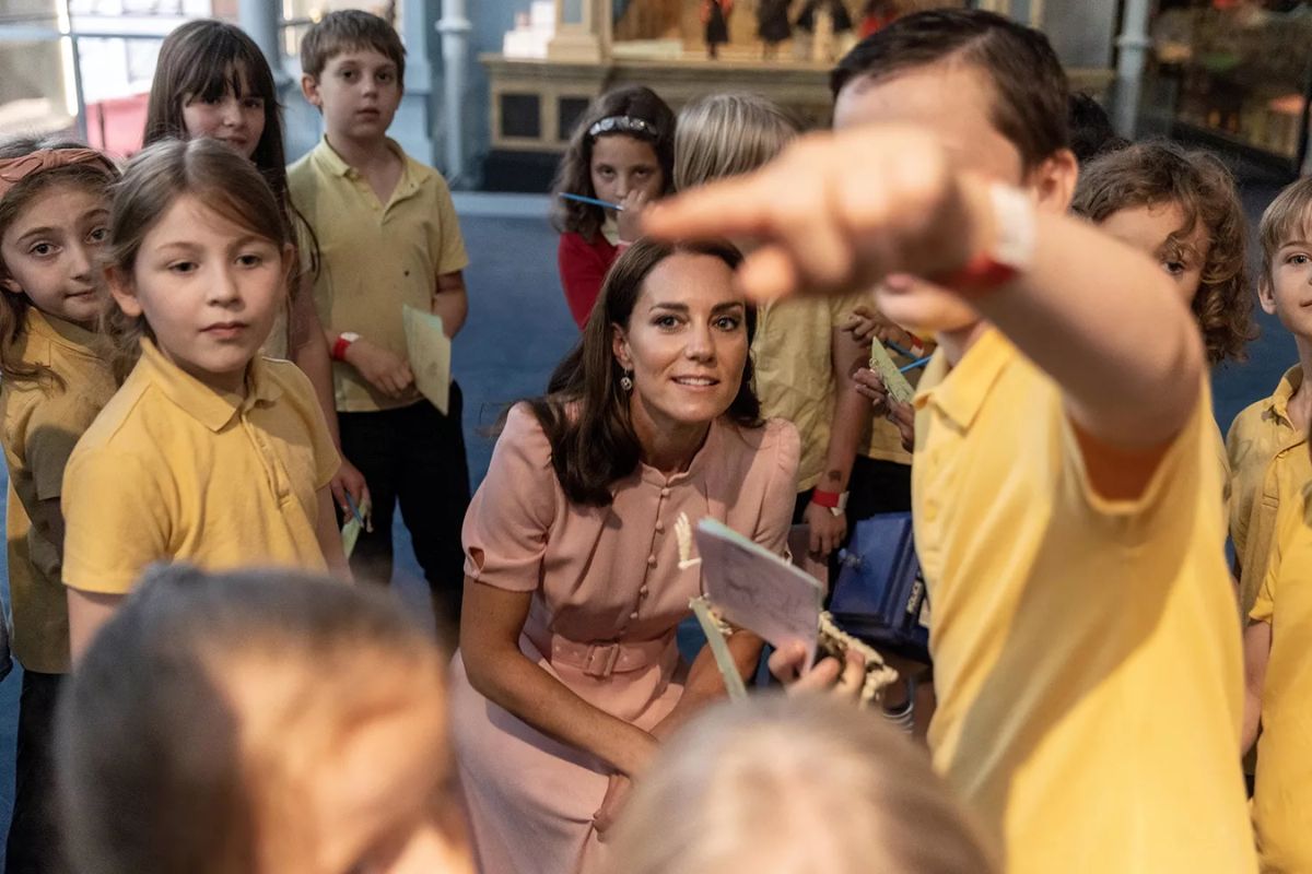 Kate Middleton la vuelve a partir con un ouftit inspirado en BARBIE y de paso, ayuda a los niños más necesitados