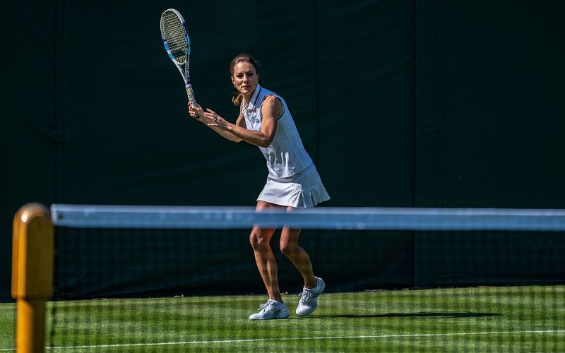 Kate Middleton vuelve a causar furor mostrando su atlético y esbelto cuerpo en un partido de Tenis