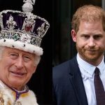 La actitud fría del rey Carlos III mientras su hijo el príncipe Harry se atormenta en los tribunales de Londres
