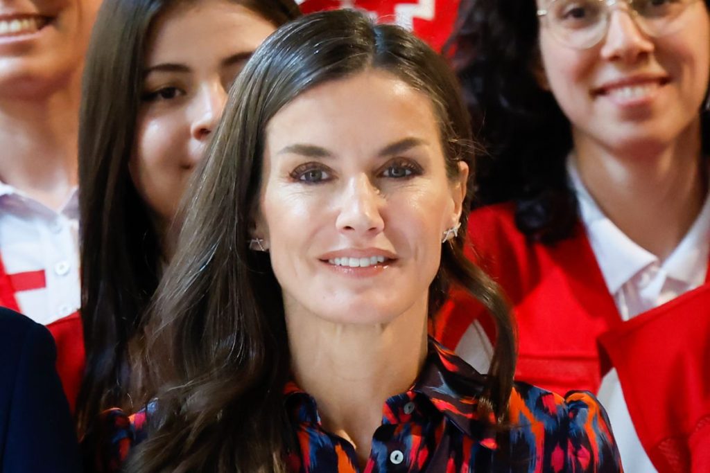 La reacción de la reina Letizia de España cuando una mujer se cayó al frente de ella