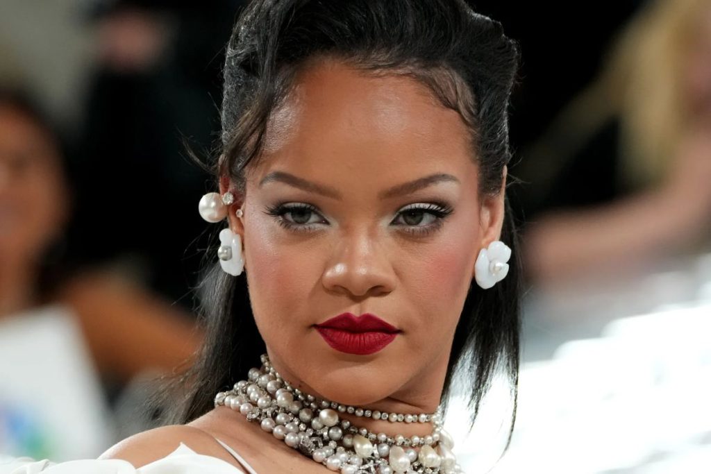 Rihanna marca tendencia en outfits para mujeres embarazadas