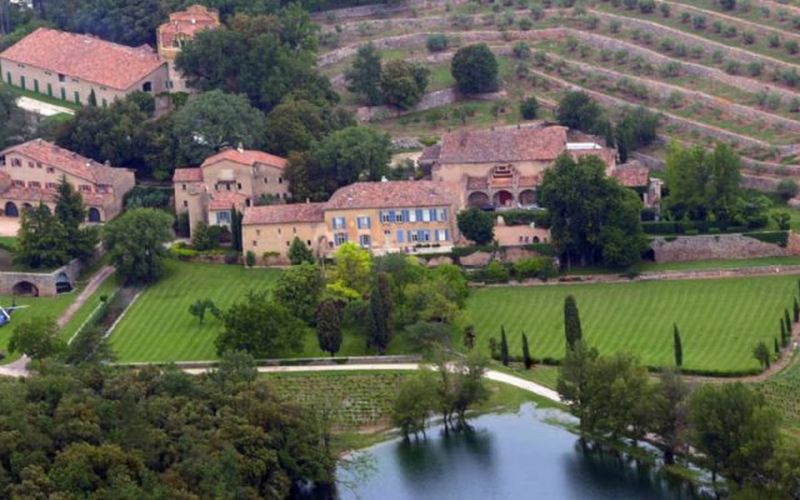 Angelina Jolie acierta un nuevo duro golpe contra Brad Pitt en su disputa por los viñedos