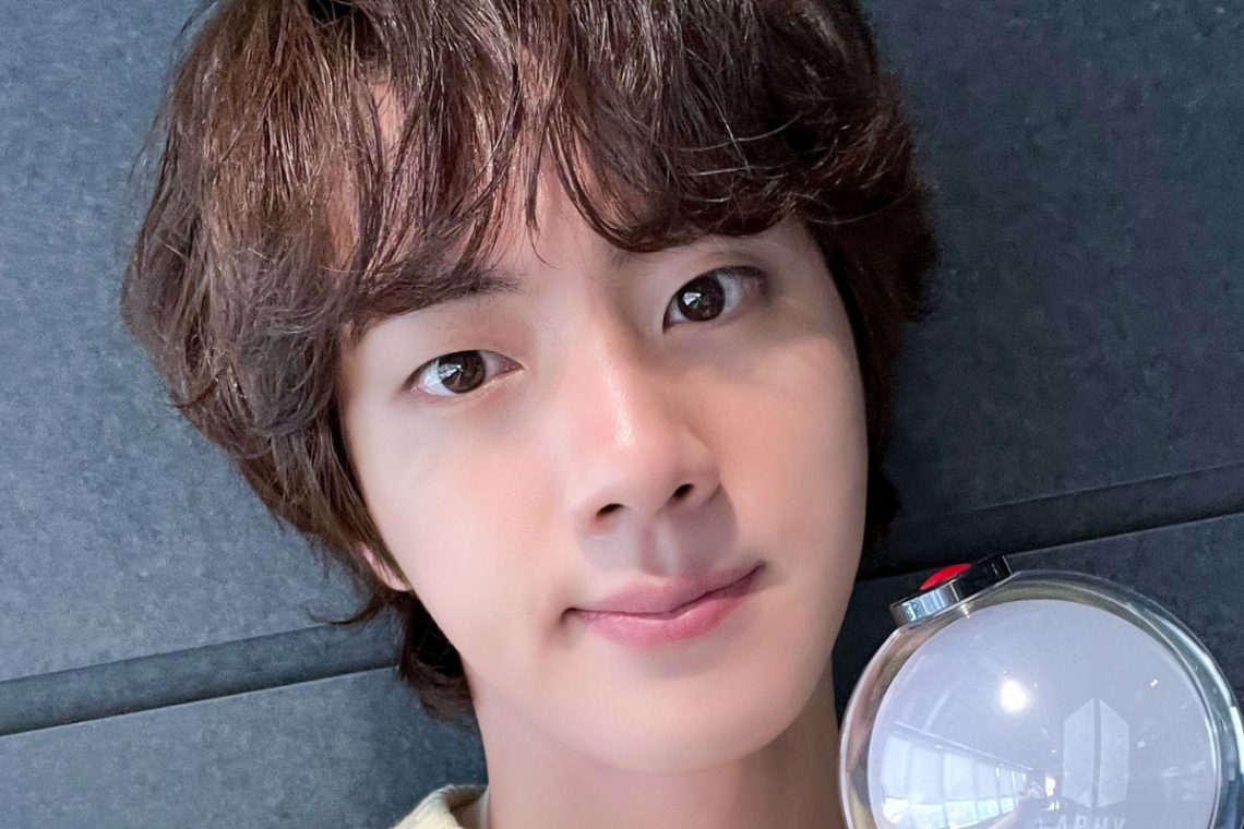 Bts Army Se Derrite De Amor Por Recientes Fotos De Jin En El Servicio