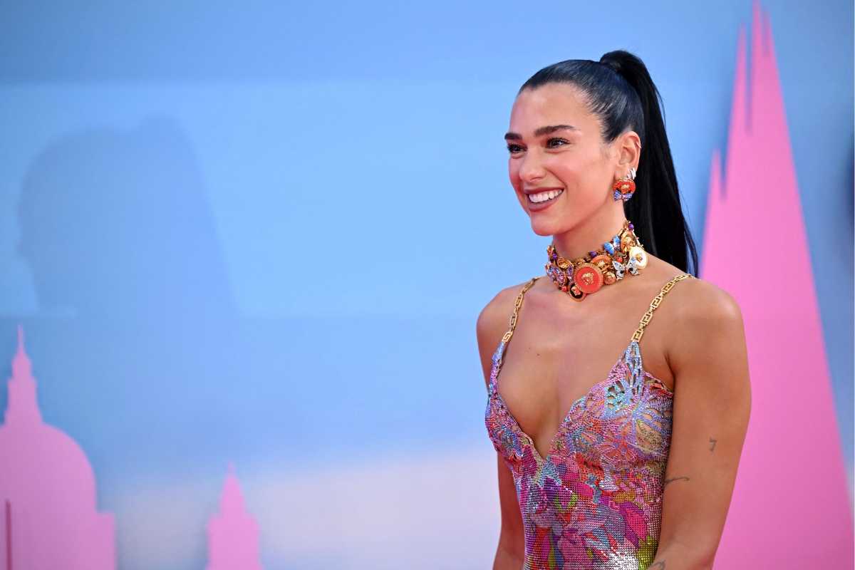 Dua Lipa derrocha sensualidad en un minivestido negro de verano