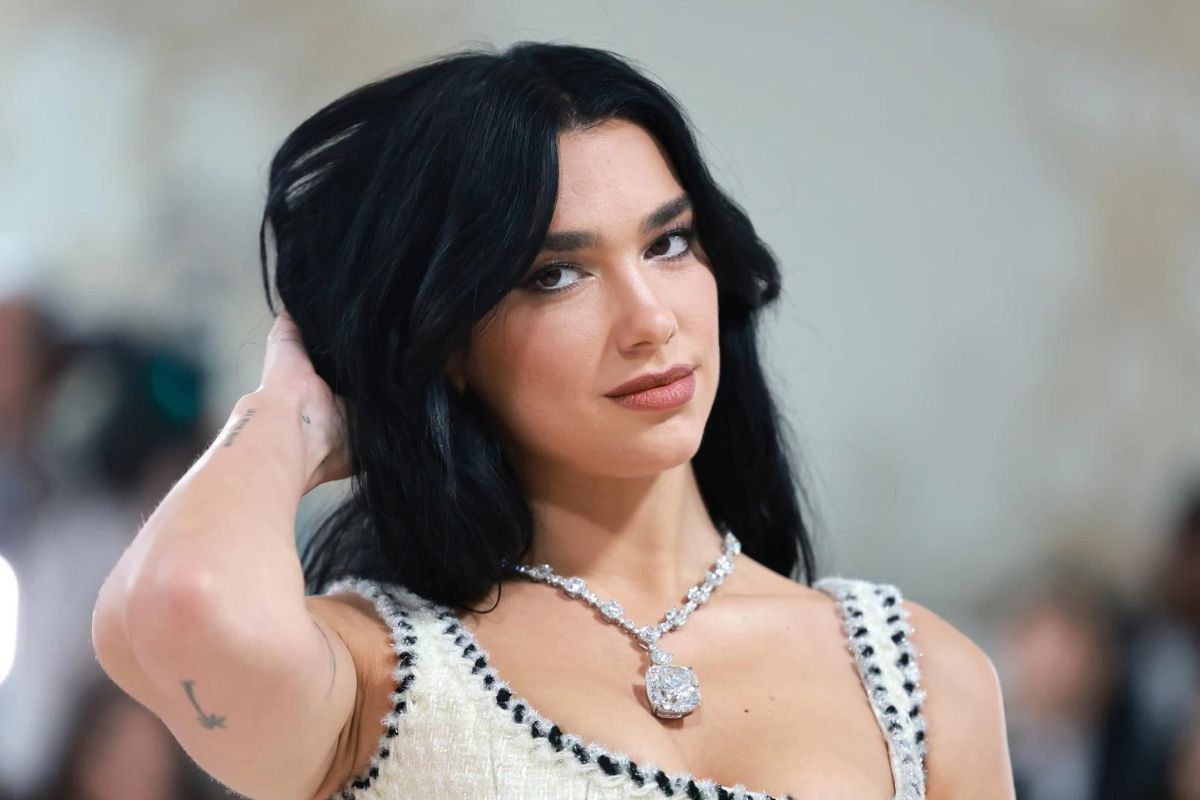 Dua Lipa derrocha sensualidad en un minivestido negro de verano