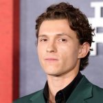 Esta es la serie en donde se puede ver a Tom Holland como todo un gay 