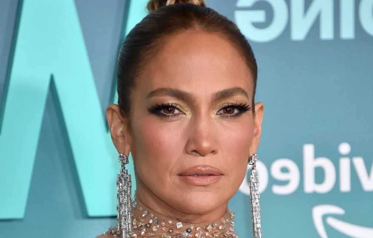 Jennifer Lopez comienza a marcar tendencia este verano modelando por las calles de Los Ángeles, Estados Unidos