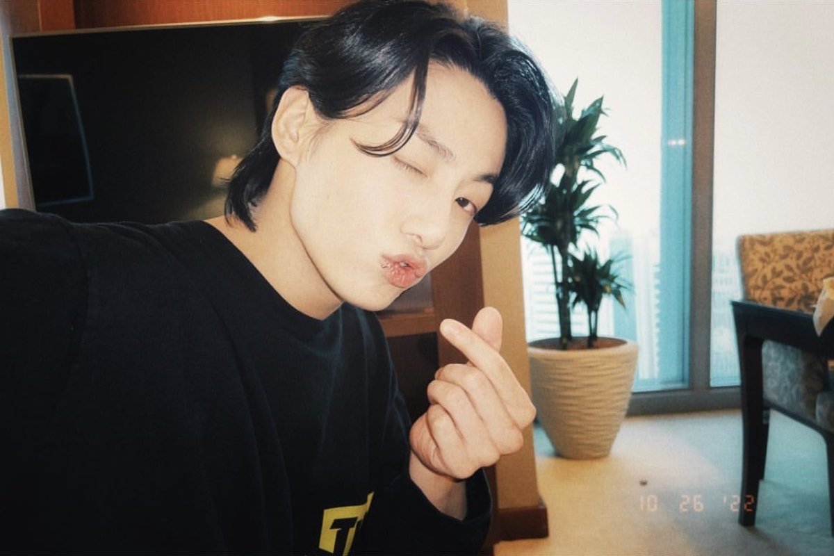 Jungkook de BTS sorprende al aparecer totalmente ebrio en una transmisión