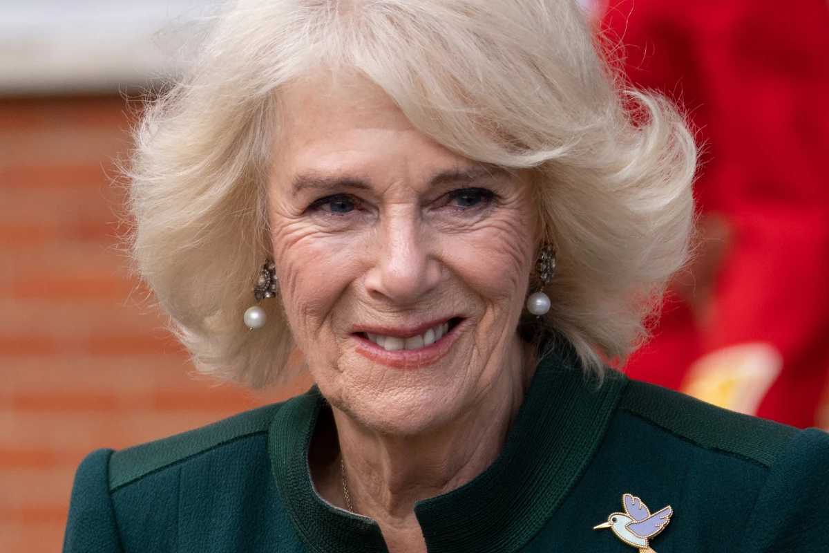 La reina Camilla Parker sorprendió con un increíble outfit en su reciente visita a Gales