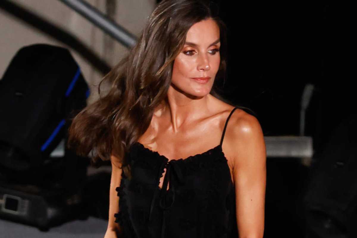 La reina Letizia sorprende con vestido de escote para una salida real